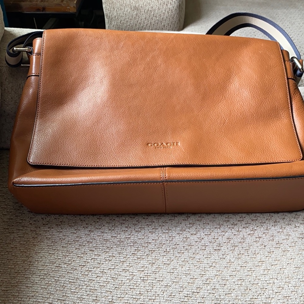 Medium/Large Coach messenger bag.